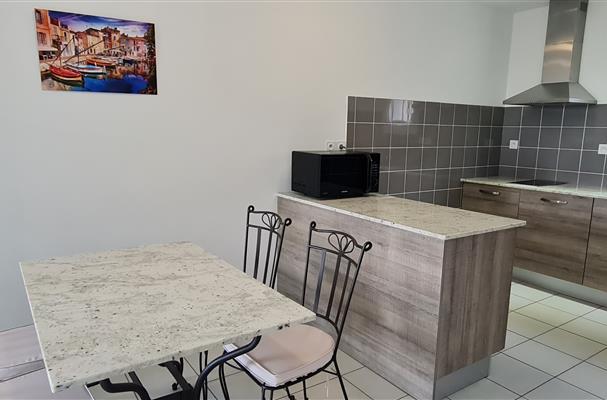 cuisine avec table, plan de travail