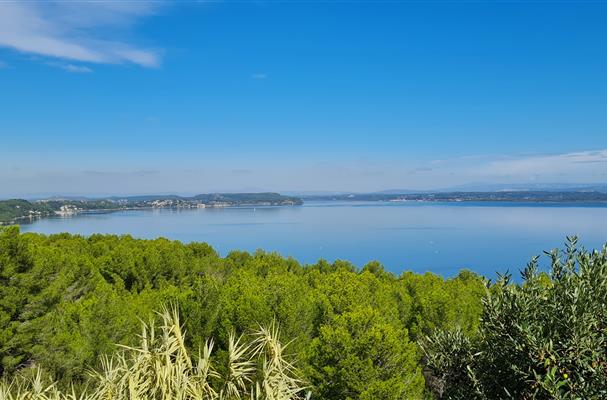 vue panoramique sur l'Etang de Berre ou Mer de Berre