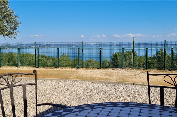 Appart'hotel residence Vacances la provence appartement avec vue panoramique sur la mer proche de proche saint mitre les remparts, fos sur mer, istres, martigues, saint martin de crau, port saint louis, miramas, marignane, port de bouc, port de Marseille