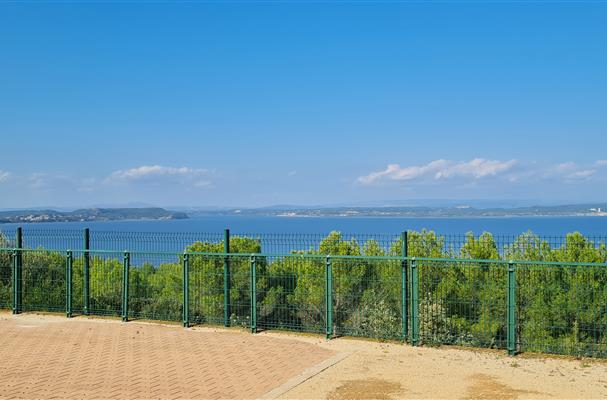 Appart'hotel residence Vacances la provence location appartement pour les vacances et les déplacements professionnels avec vue mer Etang de berre proche de saint mitre les remparts, fos sur mer, istres, martigues, miramas, marignane, aix en provence