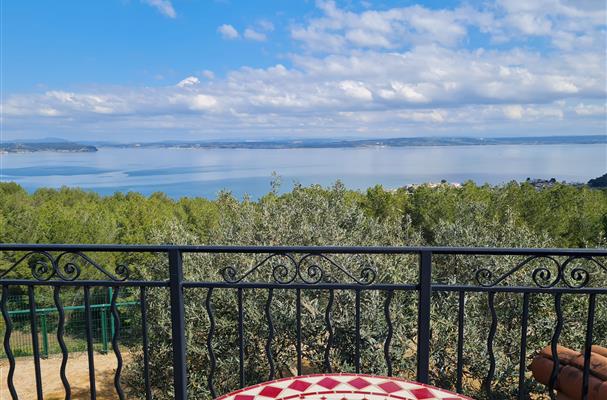 Appart'hotel residence Vacances la provence avec piscine et vue sur mer Etang de Berre proche saint mitre les remparts, fos sur mer, istres, martigues, port saint louis, miramas, Marignane, port de bouc, port de Marseille, aix en provence 