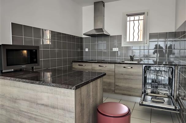 Cuisine equipee avec lave-vaisselle