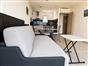 Espace salon avec canape-lit et cuisine ouverte 