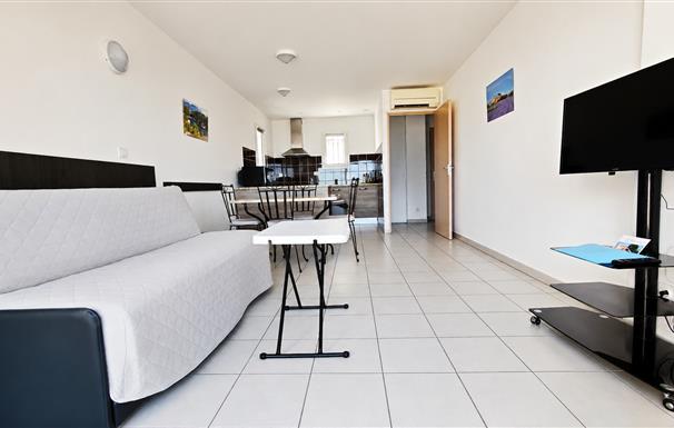 Salon-Television-Appart-Hotel-Residence-La-Provence