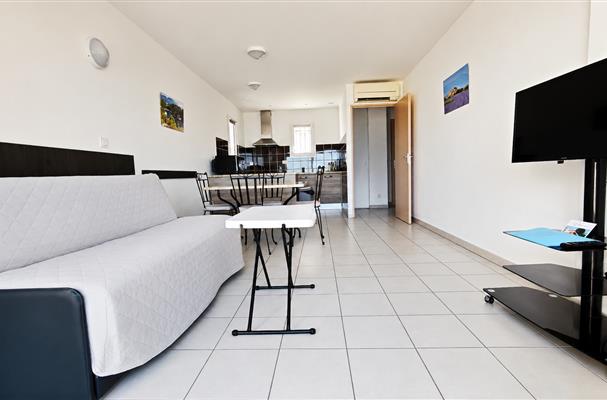 Salon-Television-Appart-Hotel-Residence-La-Provence