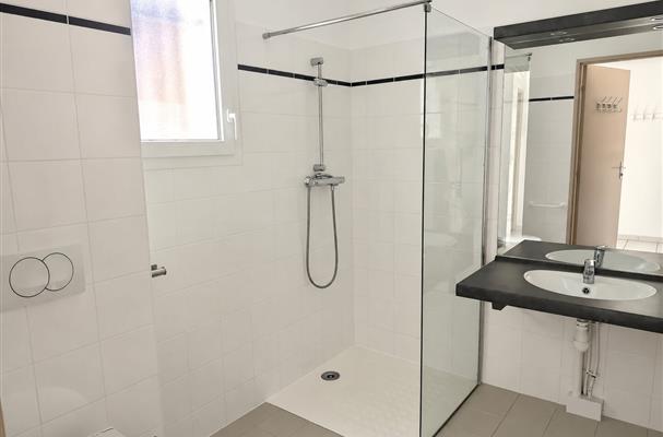 Salle de bain moderne douche italienne