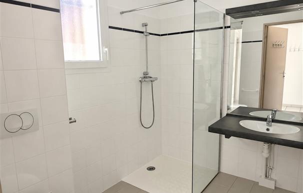 Salle de bain moderne douche italienne