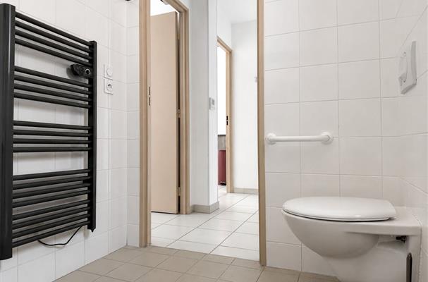 Salle de bain accessible et equipee