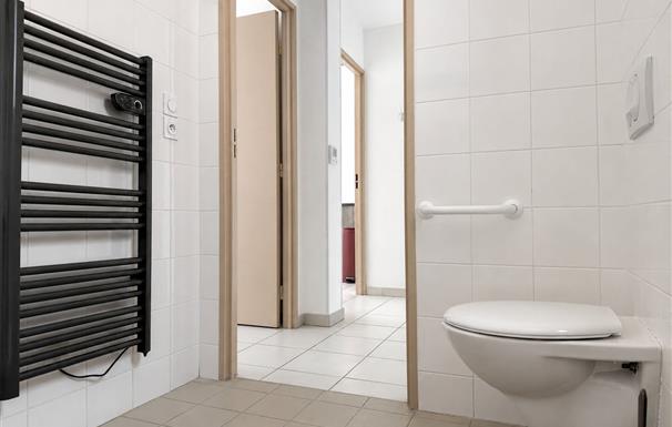 Salle de bain accessible et equipee